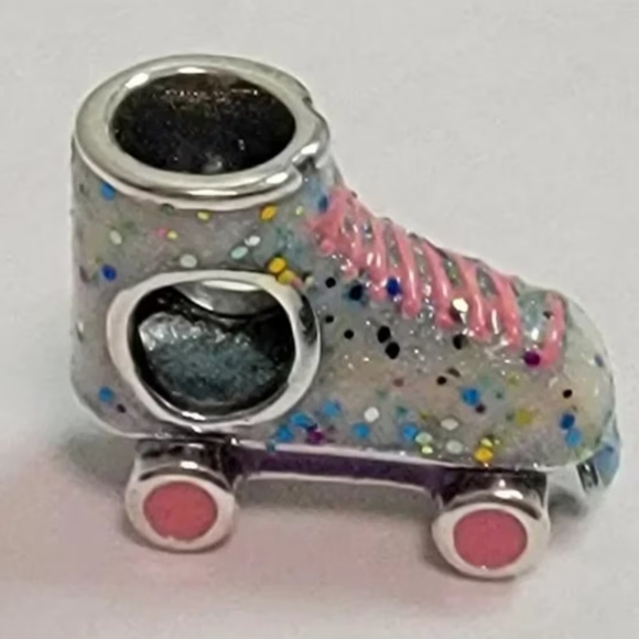 Retro Roller Skate Charm in sterling silver - Picture 1 of 6